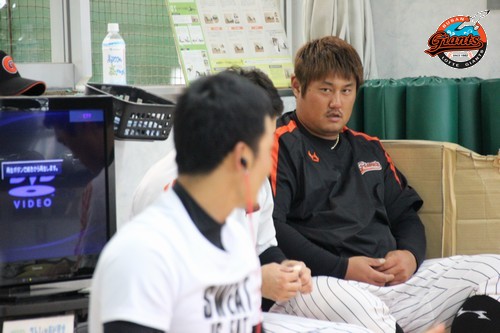 이용훈을 바라보는 최준석